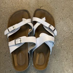 Steve Madden sandals size 2. Color white.